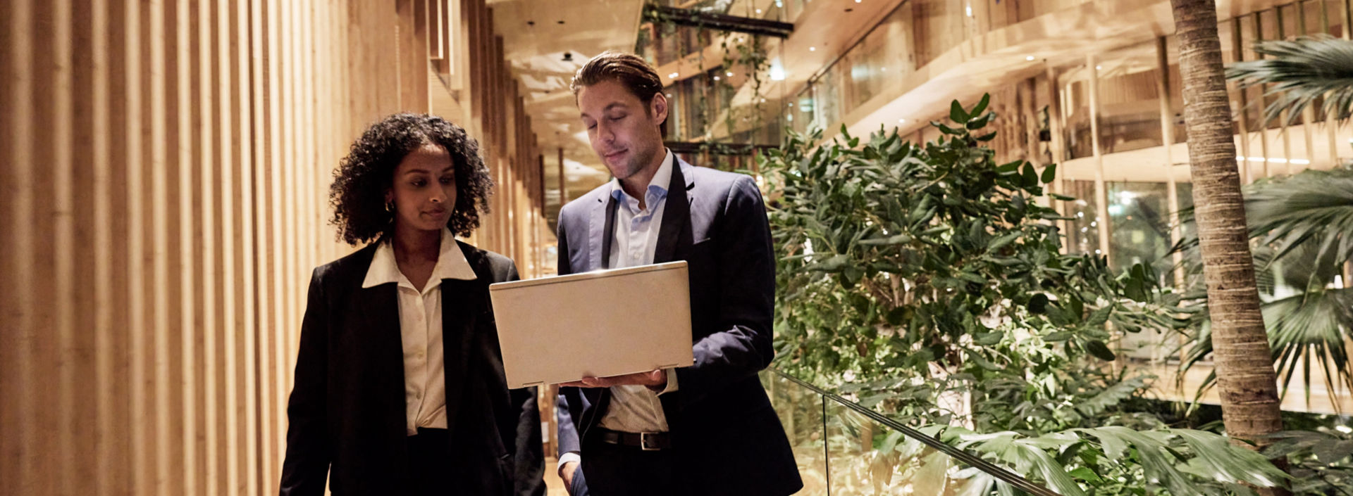 Businessman and businesswoman looking at a laptop and talking at the hotel Jakarta Amsterdam.